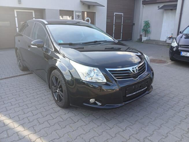 Toyota Avensis 2.2D4D klimatronik alufelgi kamera tempomat navi stan BDB