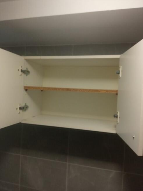 Szafka łazienkowa wisząca biała z wieszakami Siemiatycze