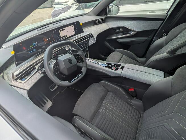 Peugeot 3008 PLUG IN 225 / GT Exclusive / Panorama / FOCAL / Alcantara / Felgi 20"