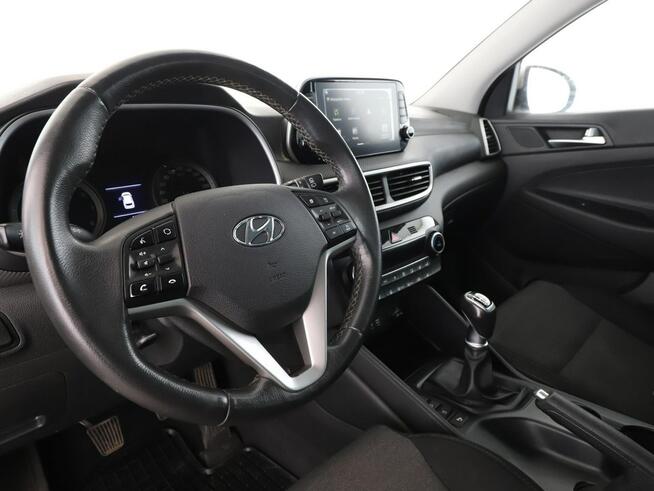 Hyundai Tucson klima auto navi grzane fotele kamera i czujniki parkowania