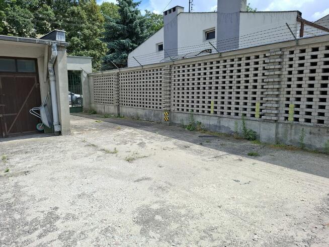 Miejsce parkingowe na terenie zamkniętym - motor / małe auto