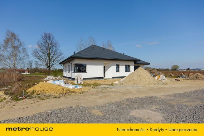 Dom parterowy wolnostojący - z kominkiem