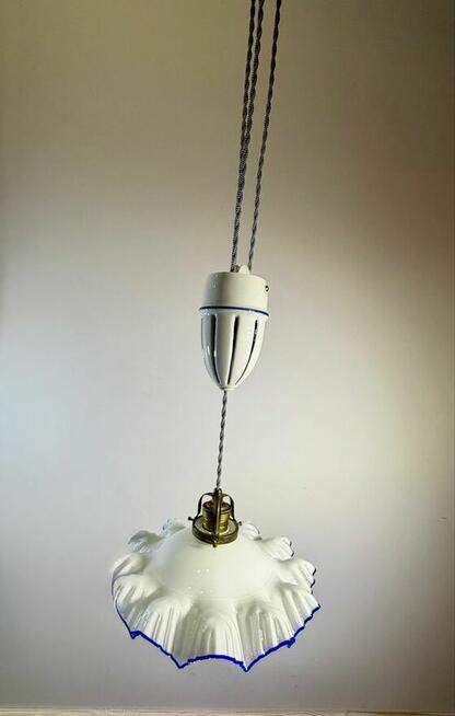 Stara lampa wisząca kuchenna z przeciwwagą porcelanową
