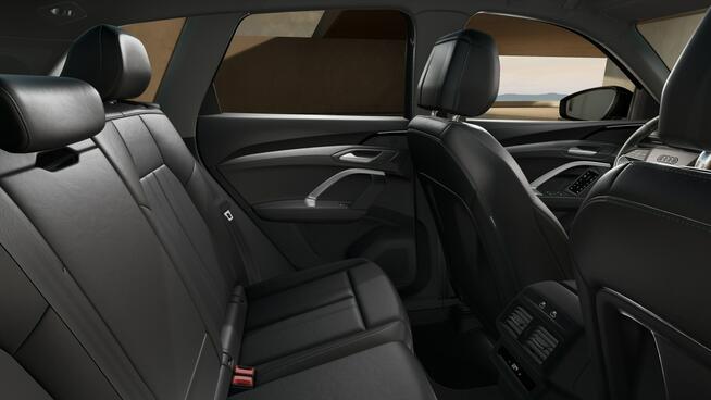 Audi Q5 LEDplus_Kamera_Hak_Panorama_CarPlay_3-strefy_20"_PamięćFotela_Ambiente