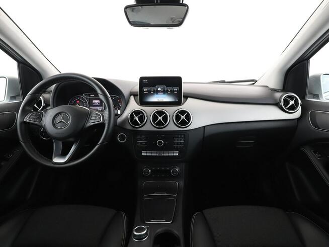 Mercedes B 180 automat full LED półskóra navi klima auto grzane fotele czujniki parko