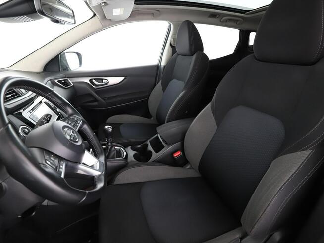 Nissan Qashqai navi klima auto panorama kamera 350 i czujniki parkowania