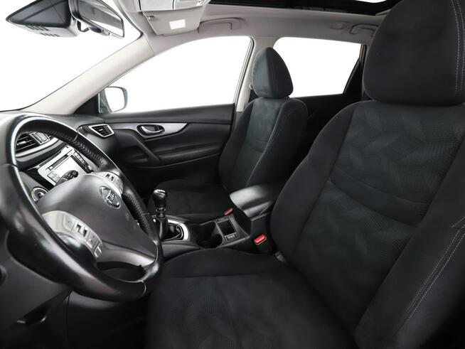 Nissan X-Trail klima auto kamery 360 i czujniki parkowania grzane fotele navi