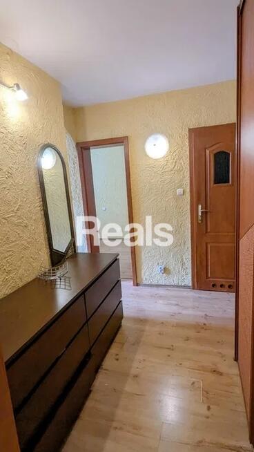 Metro 100 m. Dwa pokoje, oddzielna kuchnia, balkon