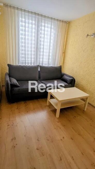 Metro 100 m. Dwa pokoje, oddzielna kuchnia, balkon