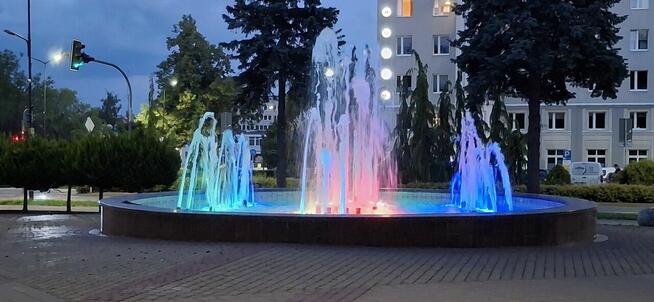 Przestronna kawalerka 35 m kw przy placu z fontanną