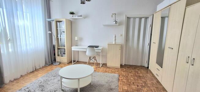 Przestronna kawalerka 35 m kw przy placu z fontanną
