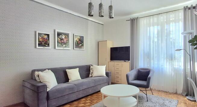 Przestronna kawalerka 35 m kw przy placu z fontanną