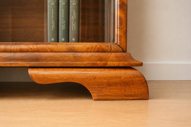 Witrynka Biblioteczka Komoda Art Deco – orzech, fazowane szy