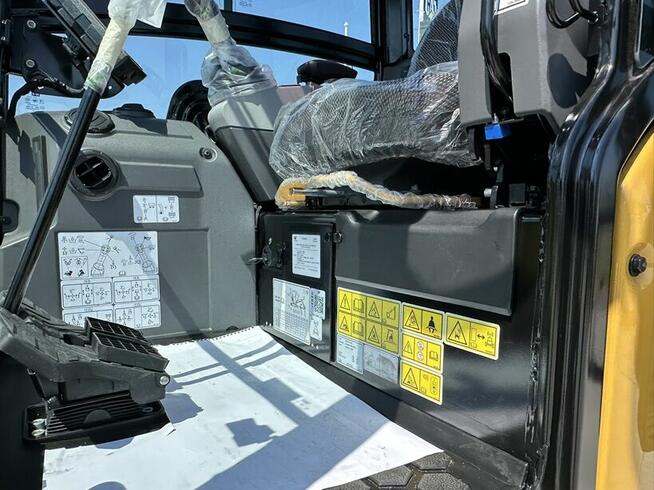FABRYCZNIE NOWY CAT 302.7 CR