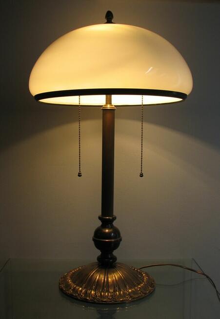 Stylowa mosiężna lampa stołowa