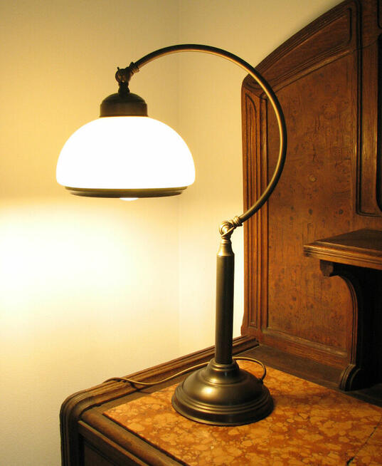 Mosiężna lampka stołowa regulowana