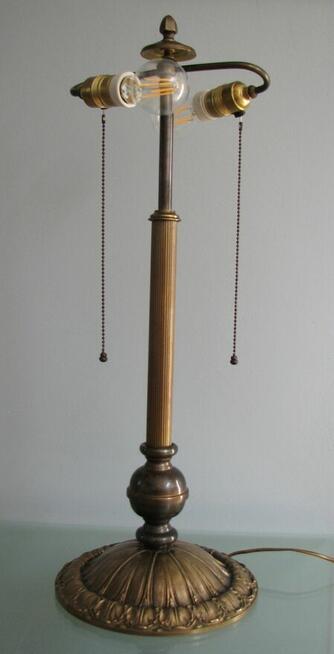 Stylowa mosiężna lampa stołowa