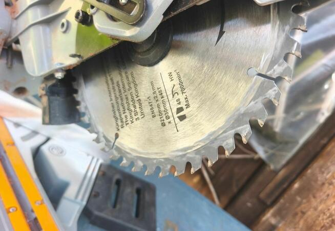 Ukośnica piła ukosową z posuwem titan TTB794MSW pilarka 210 mm