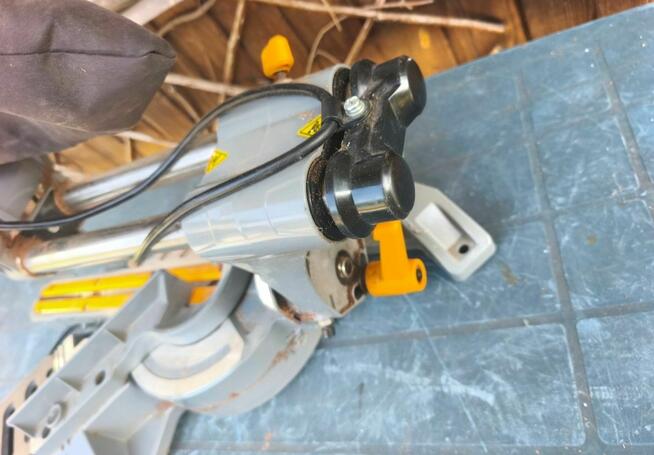 Ukośnica piła ukosową z posuwem titan TTB794MSW pilarka 210 mm