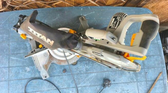 Ukośnica piła ukosową z posuwem titan TTB794MSW pilarka 210 mm