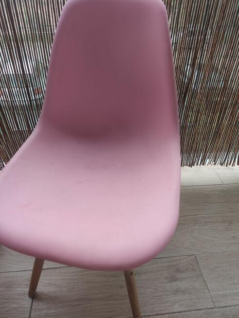 Różowe krzesła z plastikowymi siedziskami