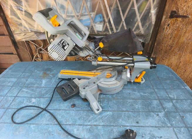 Ukośnica piła ukosową z posuwem titan TTB794MSW pilarka 210 mm