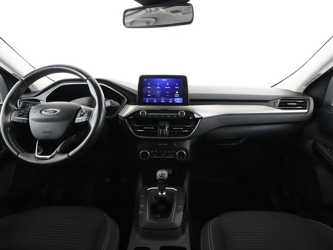 Ford Kuga mHEV klima auto navi kamera i czujniki parkowania
