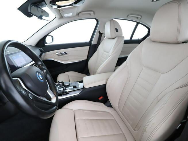 FV23 320e Sport Line Navi Tempomat Sportsitze Skóra ParkAssist Kamera