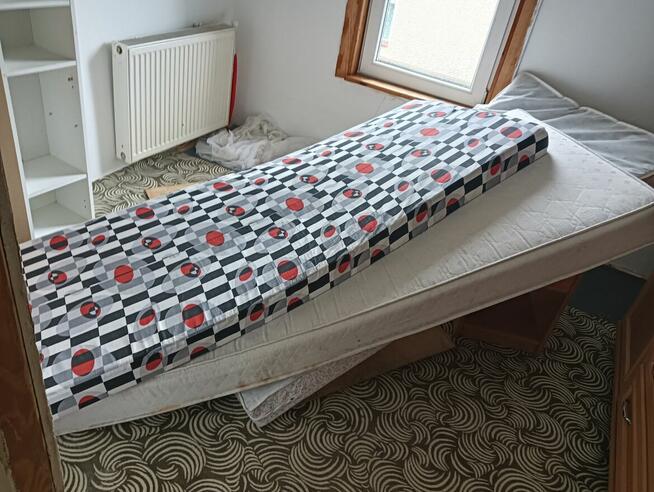 Oddam za darmo: 3 wersalki,4matetacy,2 stoły, kanapa