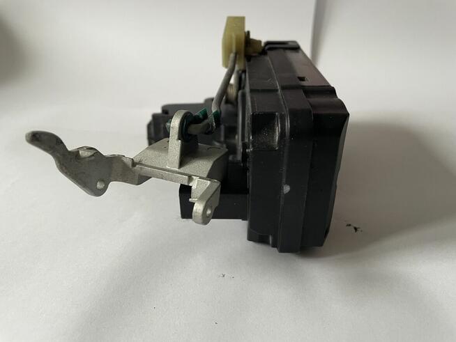 Zamek 13128116 drzwi tylne Opel Astra H hatchback