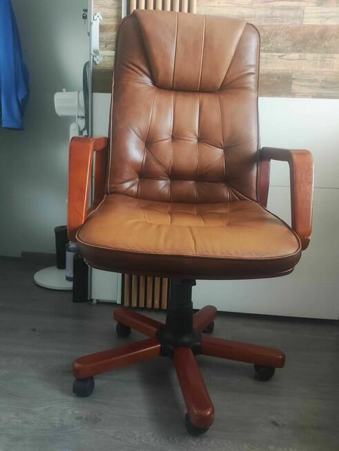 Fotel biurowy obrotowy na kółkach dyrektorski brązowy