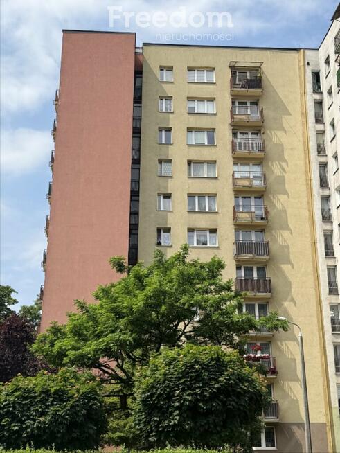 2 pokoje z balkonem i komórką na piętrze.