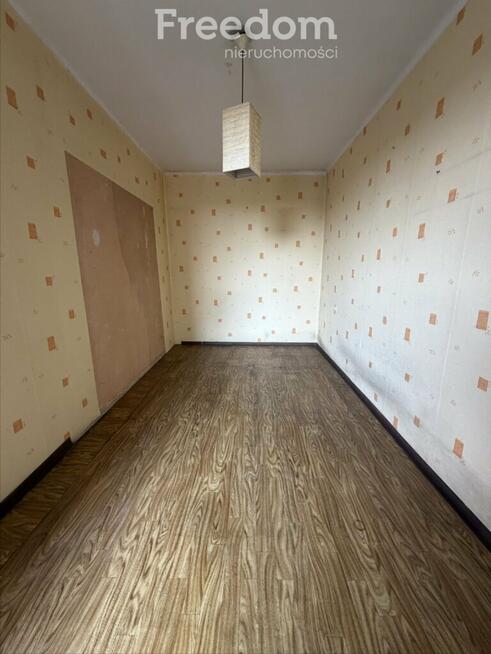 2 pokoje z balkonem i komórką na piętrze.