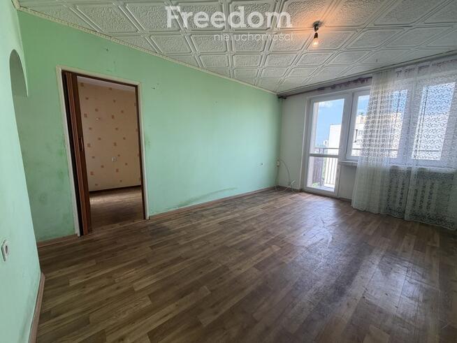 2 pokoje z balkonem i komórką na piętrze.
