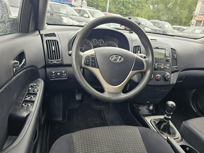 Hyundai i30 dokumentacja serwisowa, klimatyzacja, nowe opony,10 poduszek