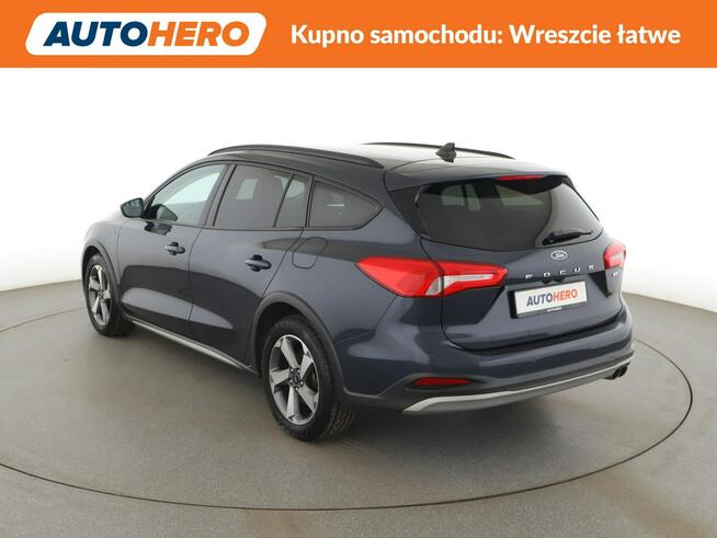 Ford Focus mHEV klima auto LED kamera i czujniki parkowania grzana szyba el. klap