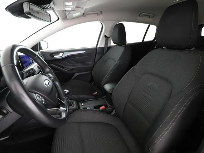 Ford Focus mHEV klima auto LED kamera i czujniki parkowania grzana szyba el. klap