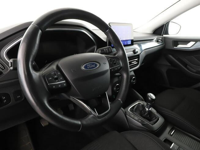 Ford Focus mHEV klima auto LED kamera i czujniki parkowania grzana szyba el. klap