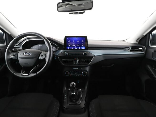 Ford Focus mHEV klima auto LED kamera i czujniki parkowania grzana szyba el. klap