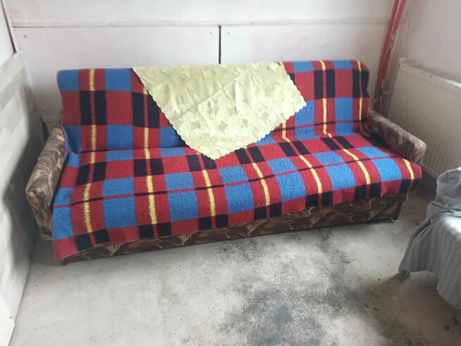 Oddam za darmo: 3 wersalki,4matetacy,2 stoły, kanapa