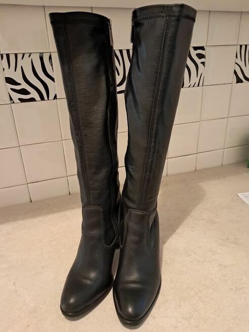 Buty damskie – skórzane kozaki czarne „Lasocki”