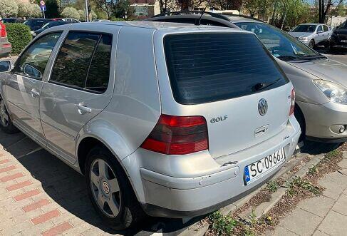 Syndyk sprzeda samochód osobowy Volkswagen Golf IV