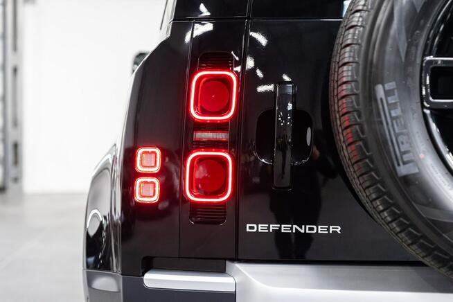 Land Rover Defender 3.0D 250KM. Gwarancja 07.2030. Pneumatyka, Hak. Katalogowo 446 tys. zł