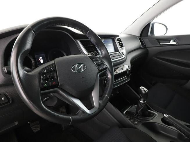 Hyundai Tucson navi klima auto grzane fotele kamera i czujniki parkowania