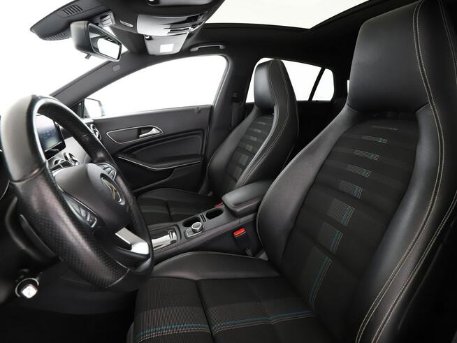 Mercedes CLA 180 automat panorama full LED navi klima auto grzane fotele czujniki parko