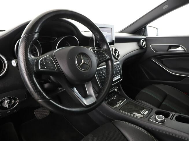 Mercedes CLA 180 automat panorama full LED navi klima auto grzane fotele czujniki parko