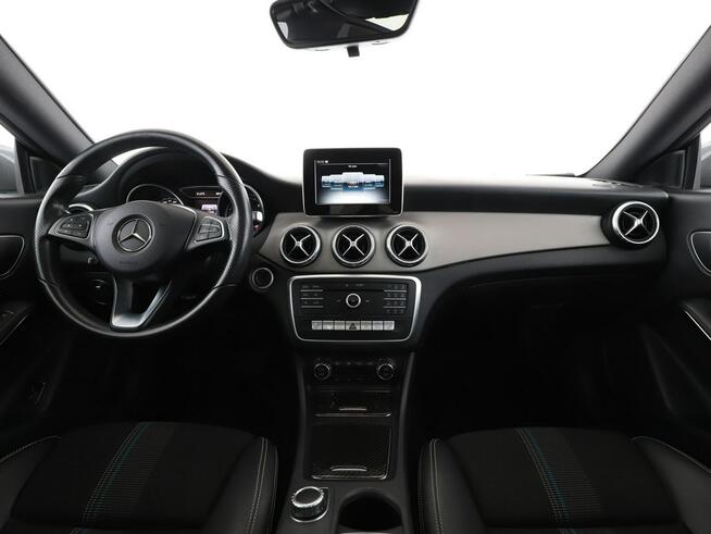 Mercedes CLA 180 automat panorama full LED navi klima auto grzane fotele czujniki parko