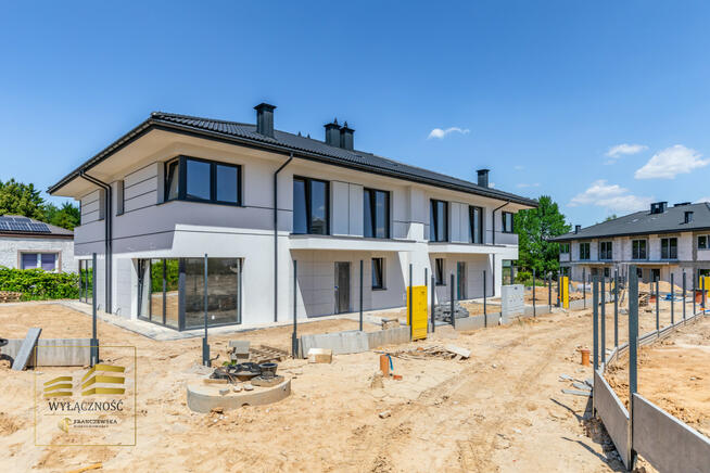 Dom Lublin Szerokie, Ustronna