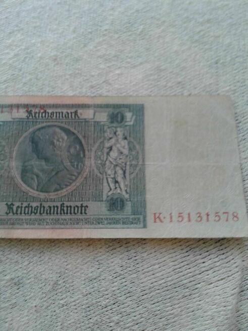 różne banknoty zagraniczne