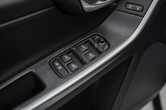 VOLVO XC60 2.4D 163KM R-DESIGN XENON ALU18 PANORAMA SUPER STAN